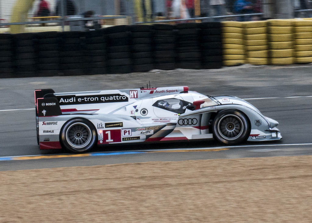 Audi R18 le mans cars