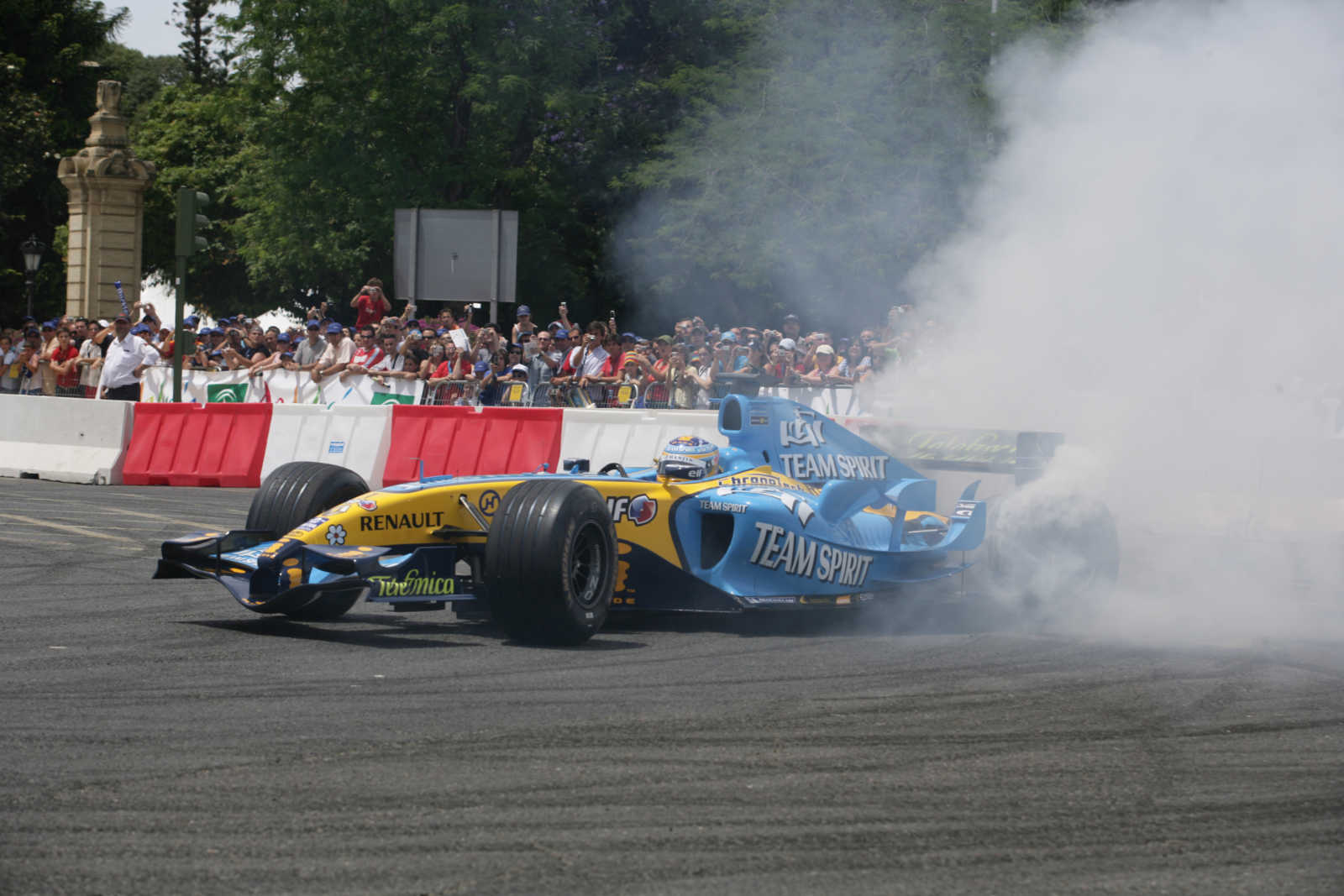 beautiful f1 car renault r25