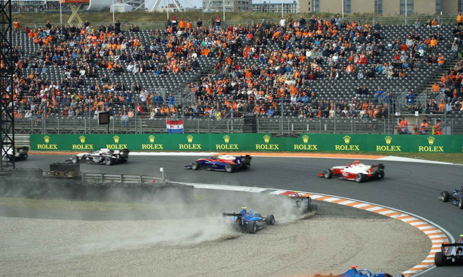 how does the f1 grand prix work? explaine for beginners